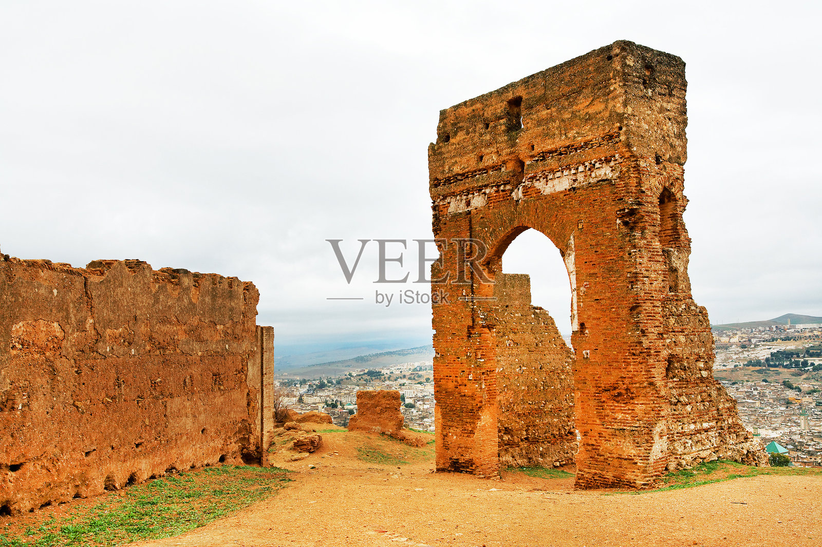 古老的废墟与阴 cloudy 的天空照片摄影图片
