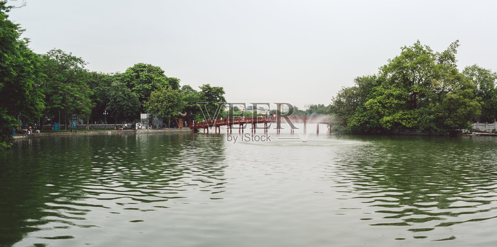 湖泊在晴朗天空下的美丽景色照片摄影图片