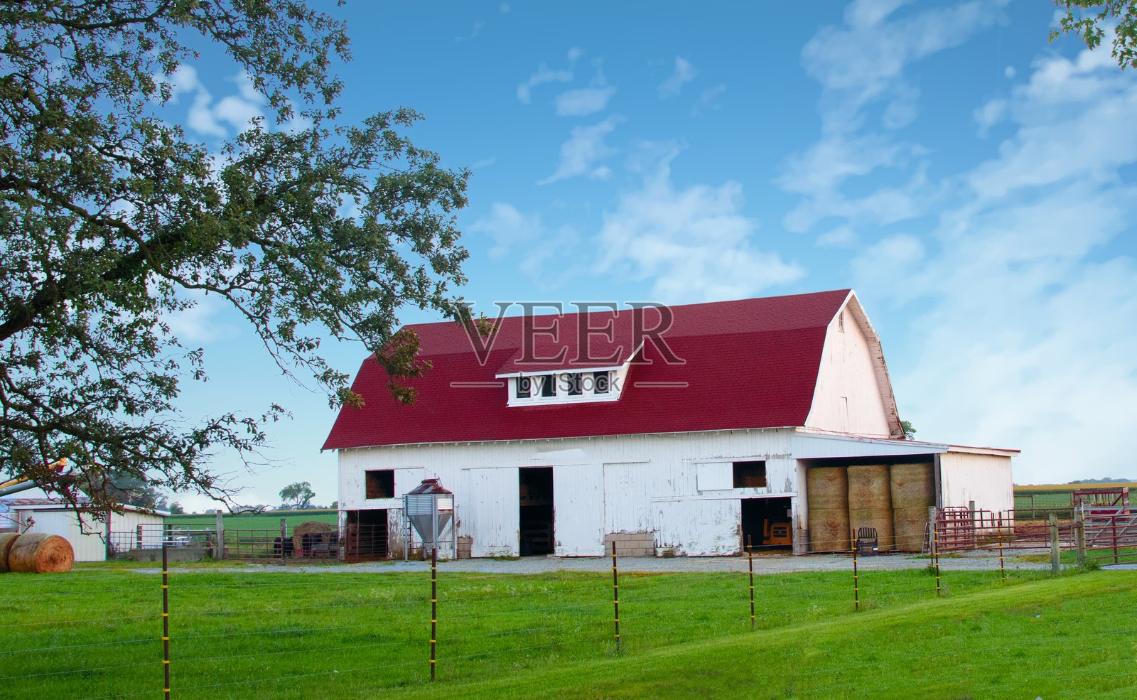 印第安纳州汉密尔顿县的大谷仓与卷好的干草照片摄影图片