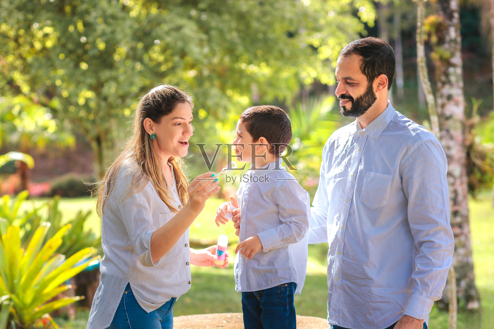 快乐的家庭户外时光照片摄影图片