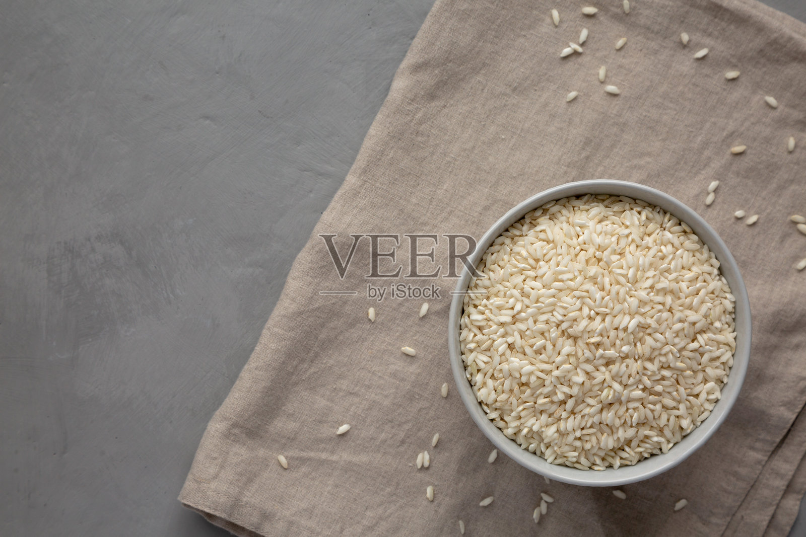 灰色表面上的碗中装有生有机卡纳罗利米,俯视图。顶部视角,平铺。留白空间。照片摄影图片