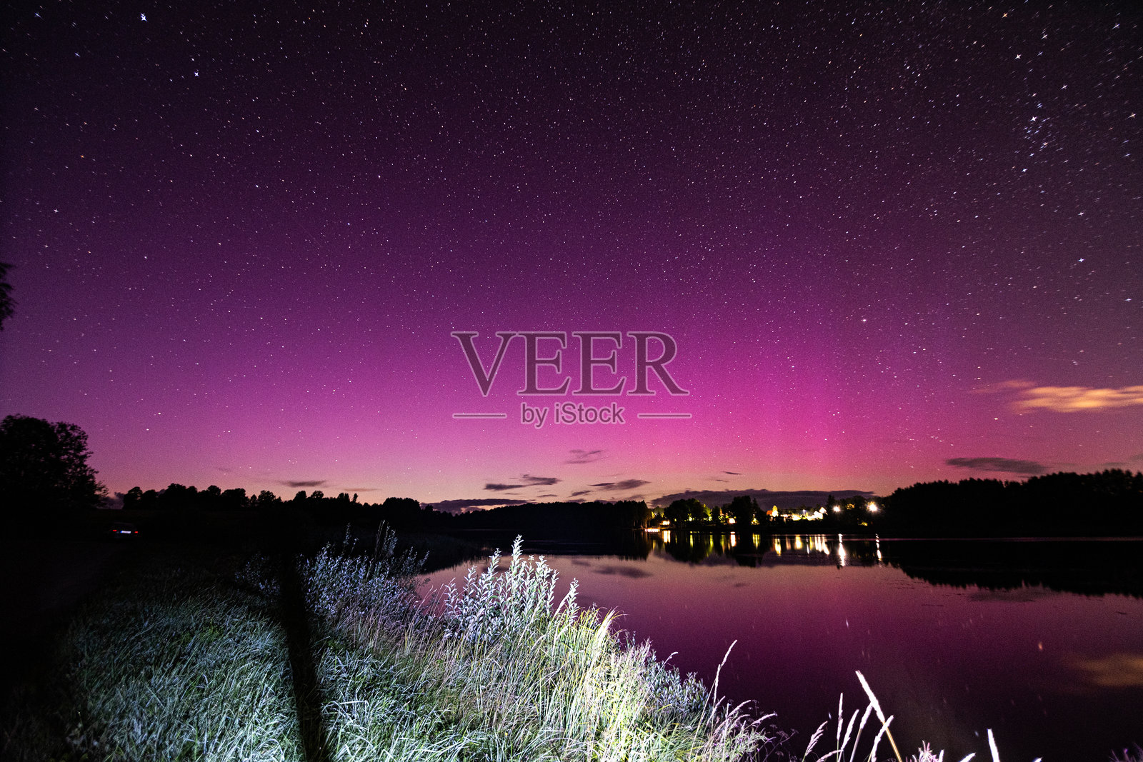 美丽的夜景,天空中有北极光,湖面上倒映着光影。照片摄影图片