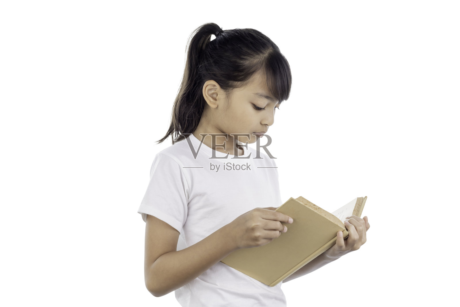 年轻的亚洲女性在白色背景上阅读书籍,背景可裁剪。照片摄影图片