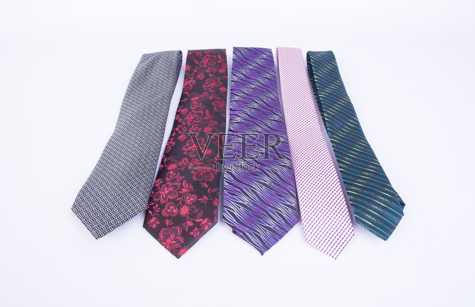 多色领带特写,背景为白色照片摄影图片