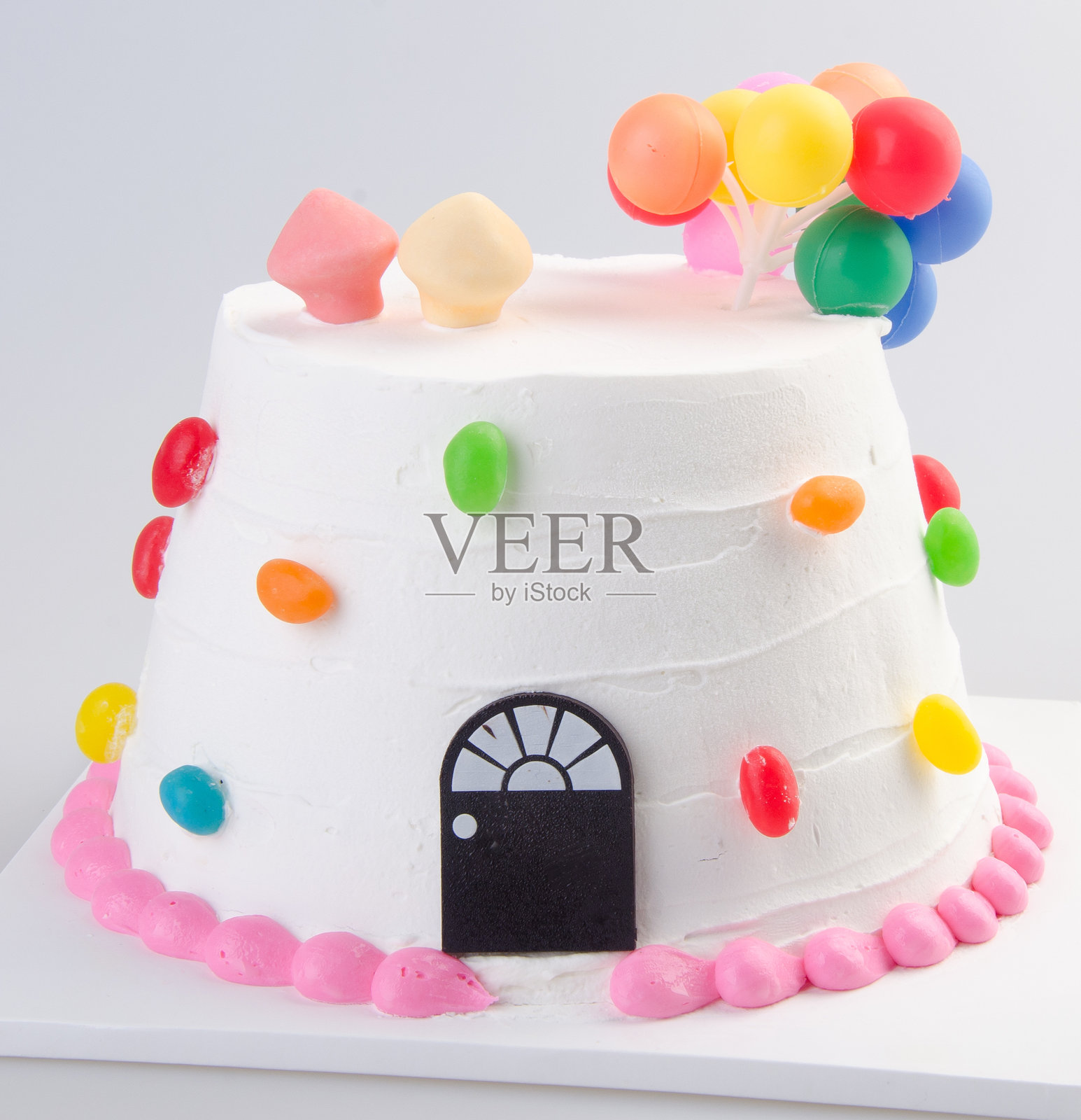 白色背景上的蛋糕特写照片摄影图片