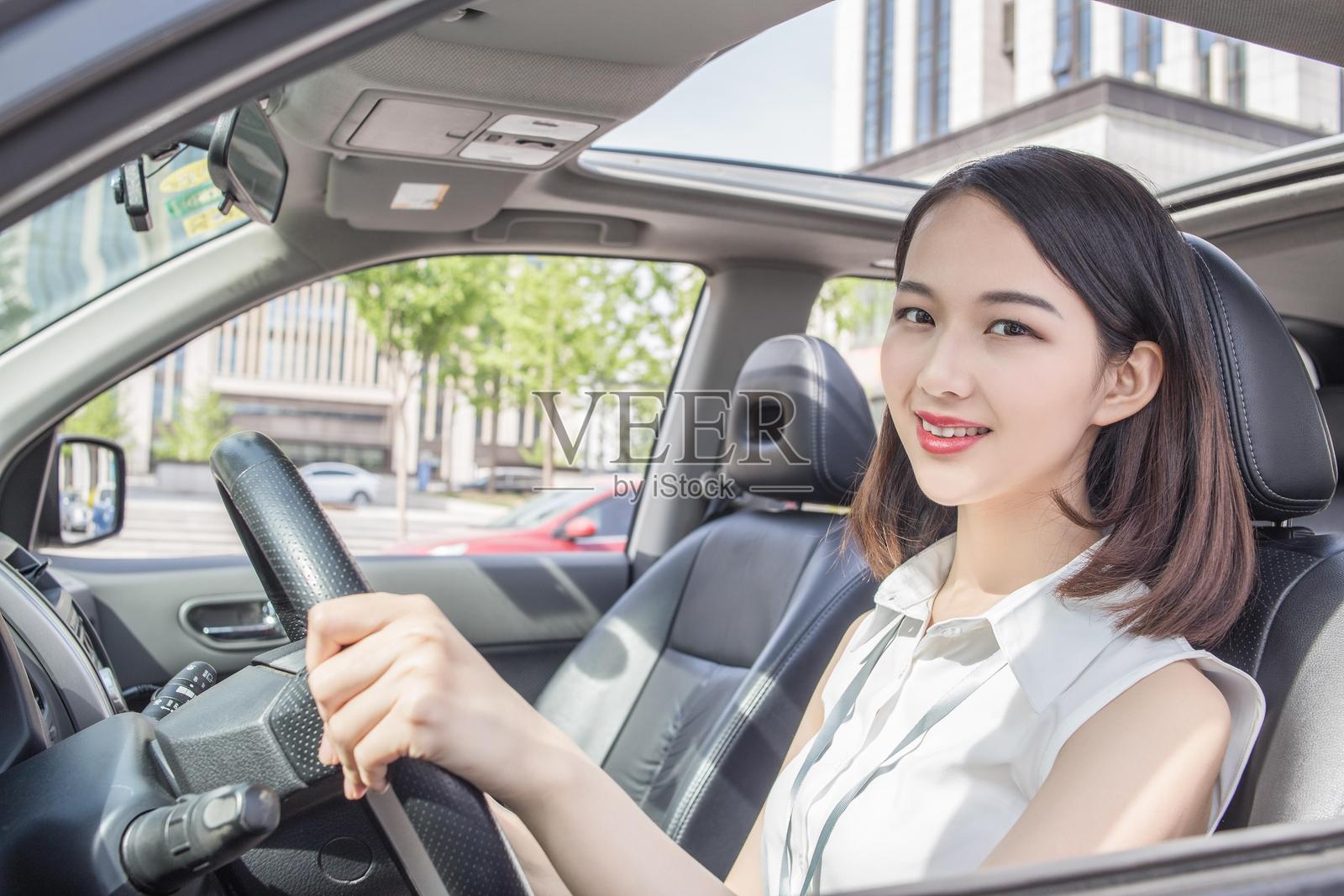 年轻的亚洲女性在开车照片摄影图片