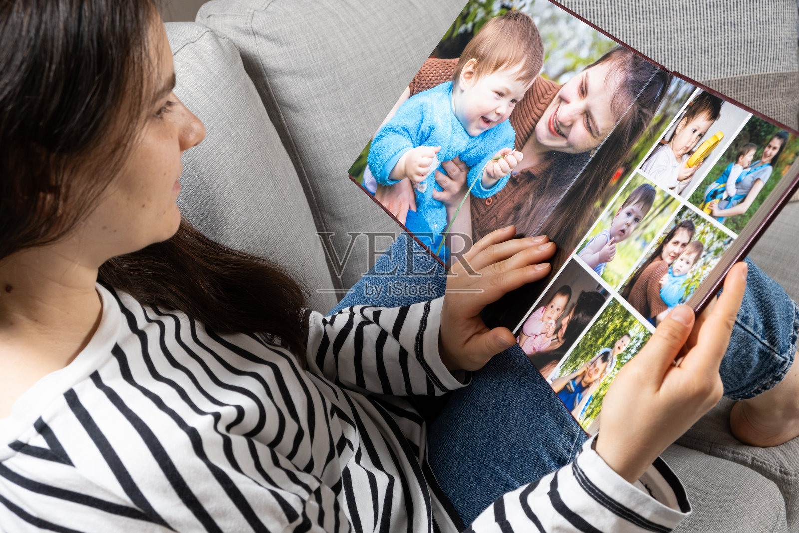 女人与家人一起翻看家庭相册。照片摄影图片