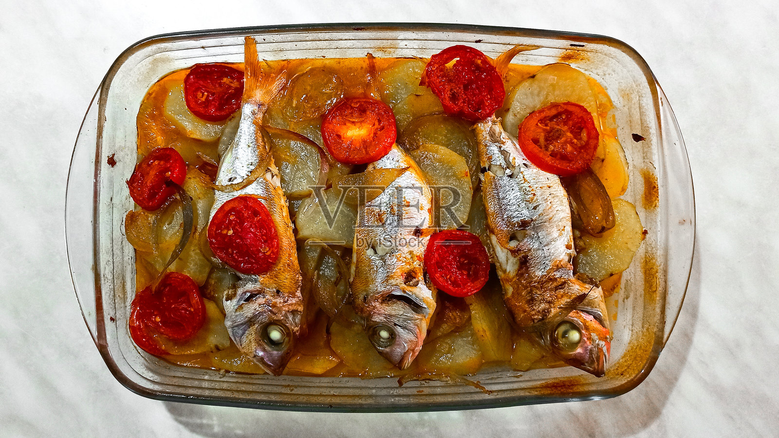 烤箱里的鱼肉土豆菜肴照片摄影图片