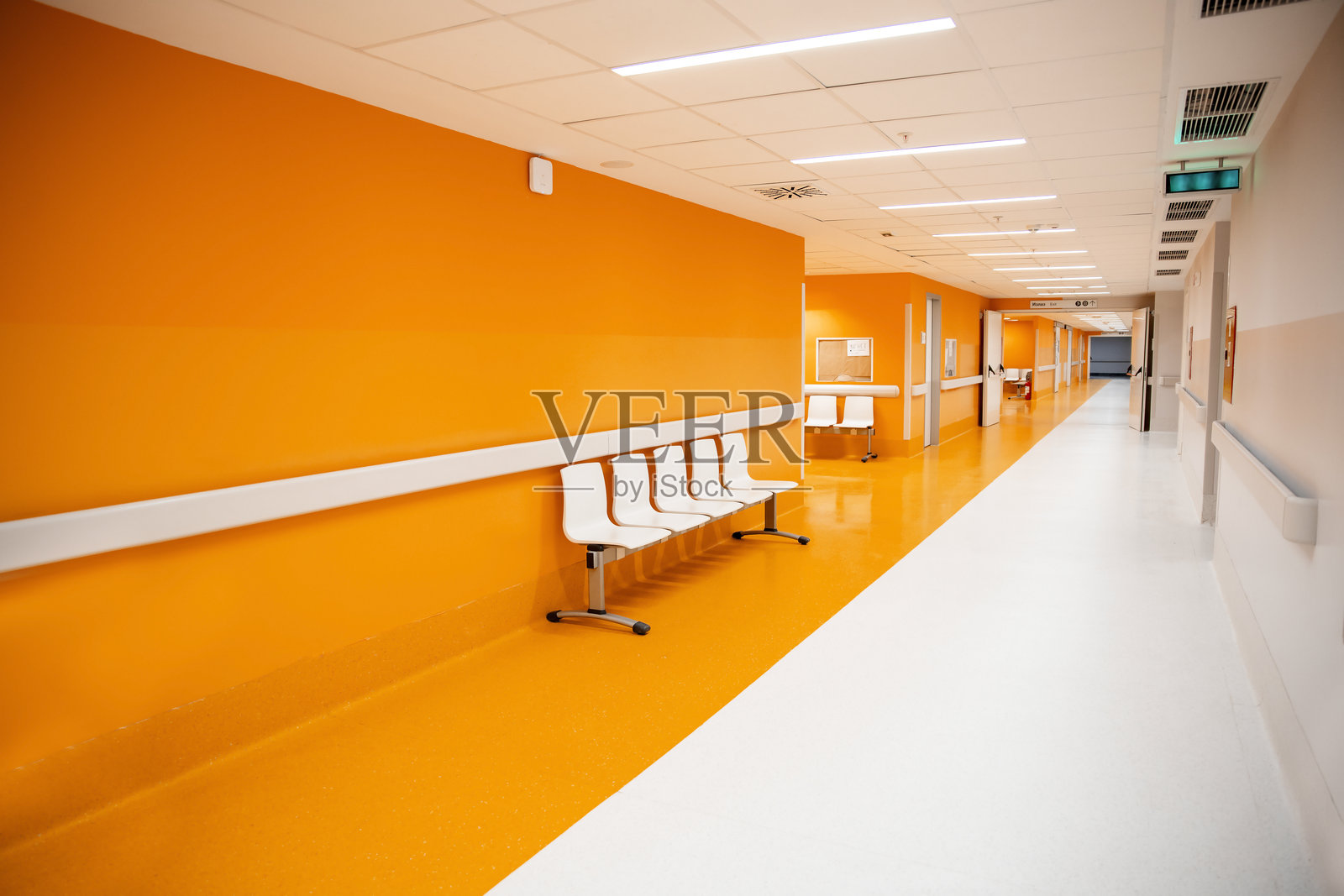 现代简约的公共建筑候诊室,采用黄白色调。照片摄影图片