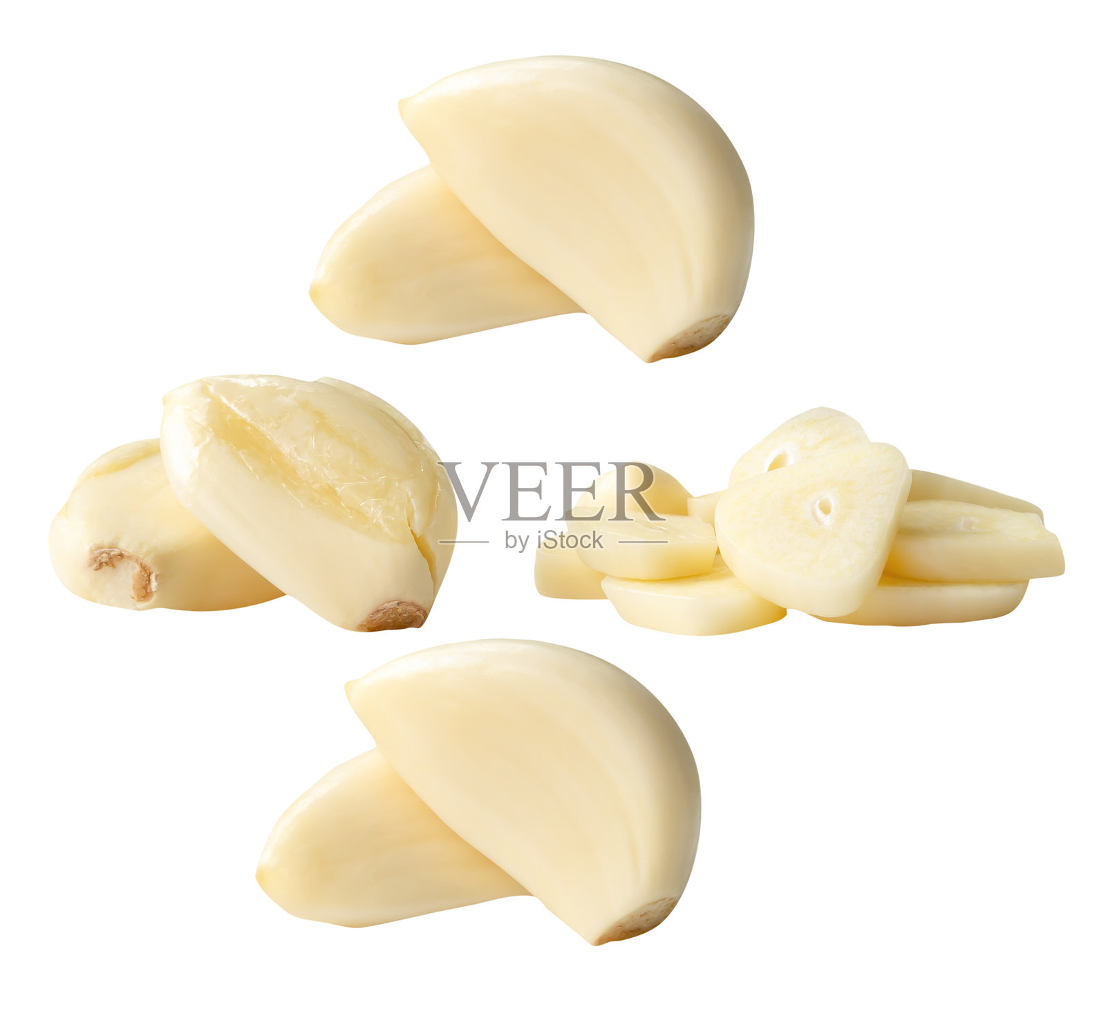 侧面视图的新鲜剥皮白蒜瓣,切片叠放在白色背景上,带有抠图路径。照片摄影图片