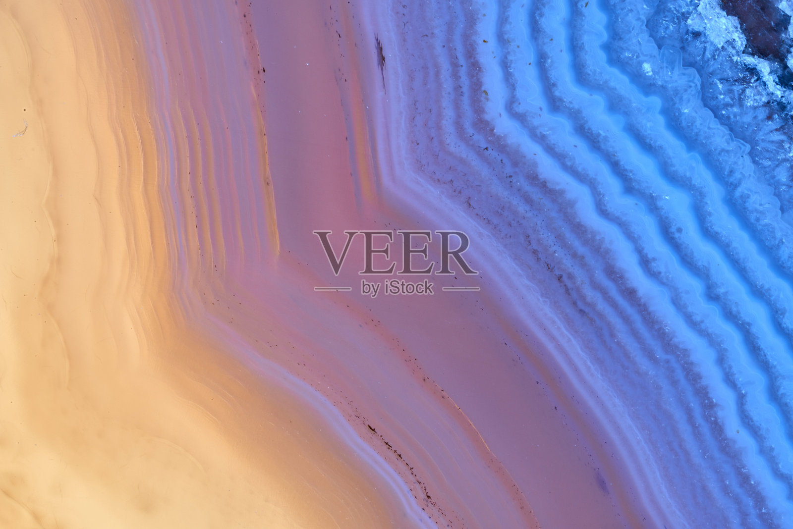 奢华的紫色天然玛瑙晶体表面纹理背景。天然图案表面,矿物石材特写抽象设计元素。照片摄影图片