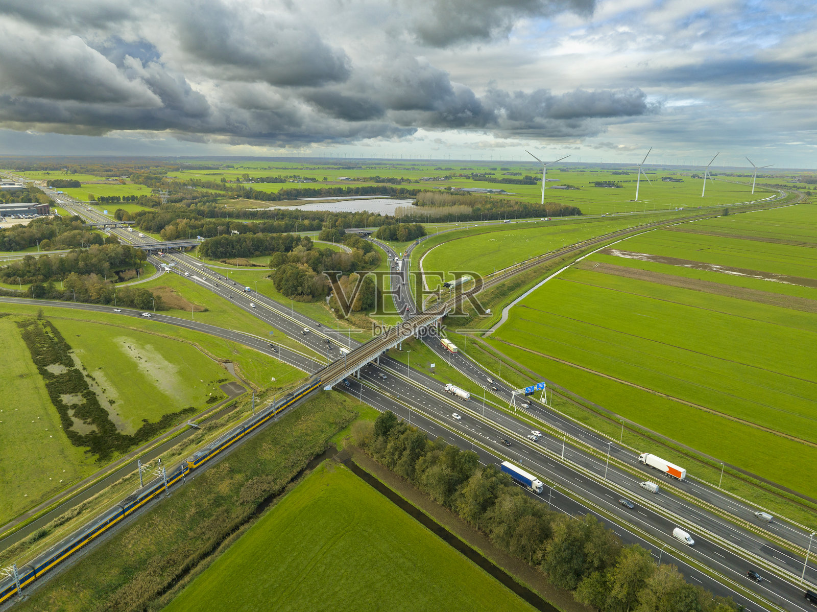 高速公路交叉口的交通,背景有云彩照片摄影图片