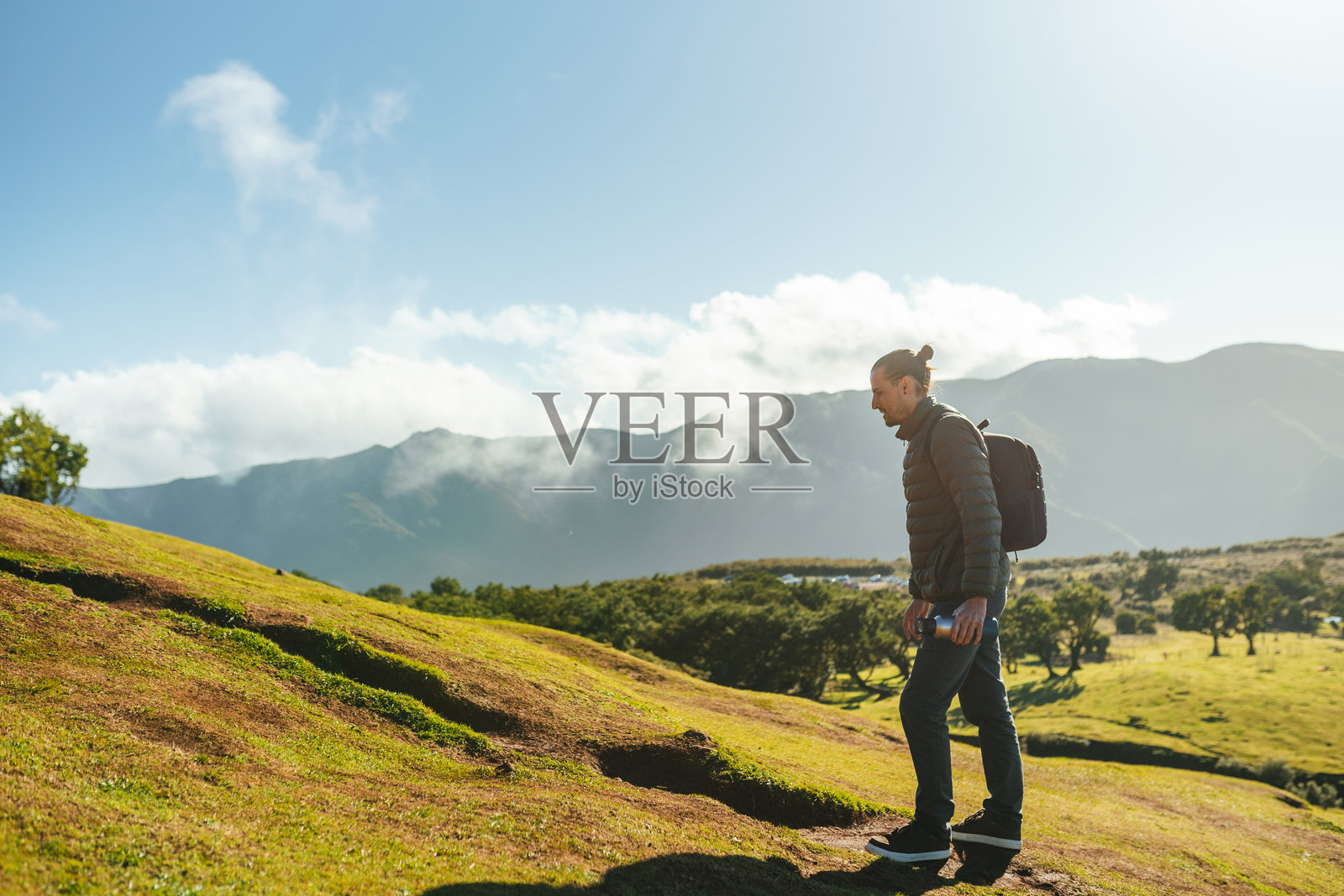 年轻男子在马德拉岛徒步旅行。照片摄影图片