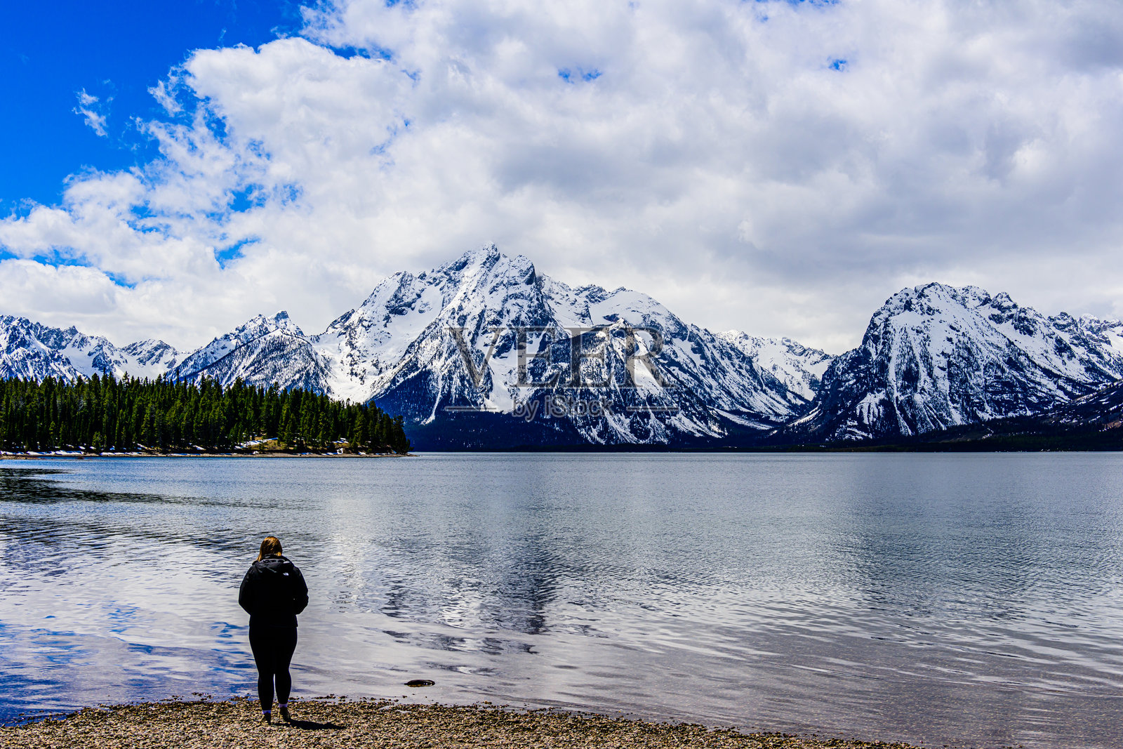 湖对面的莫兰山照片摄影图片