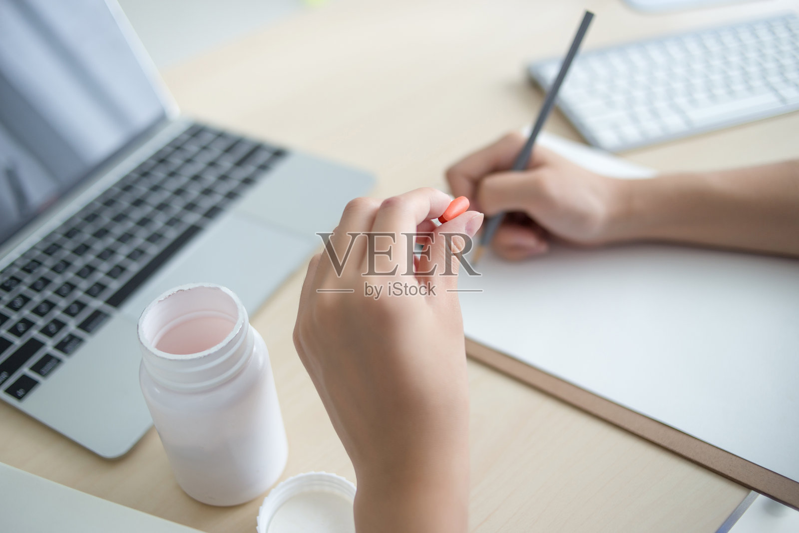 女医生在办公室工作照片摄影图片