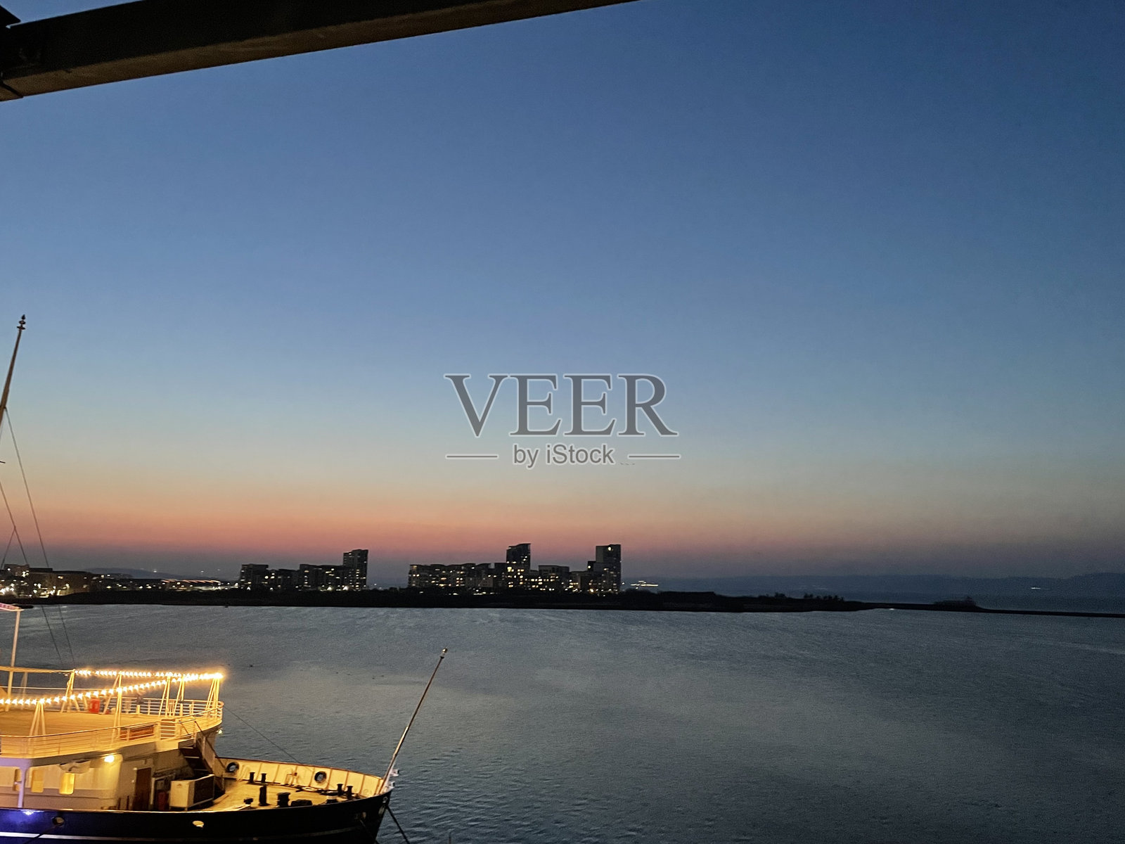 海边的城市照片摄影图片