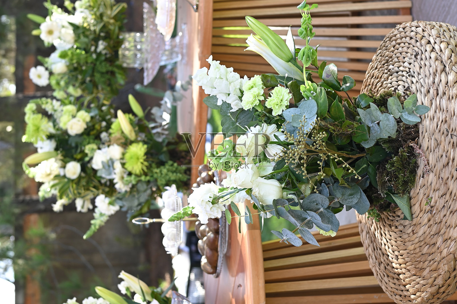 派对桌上的餐具、玻璃杯、碗的摆放与装饰照片摄影图片