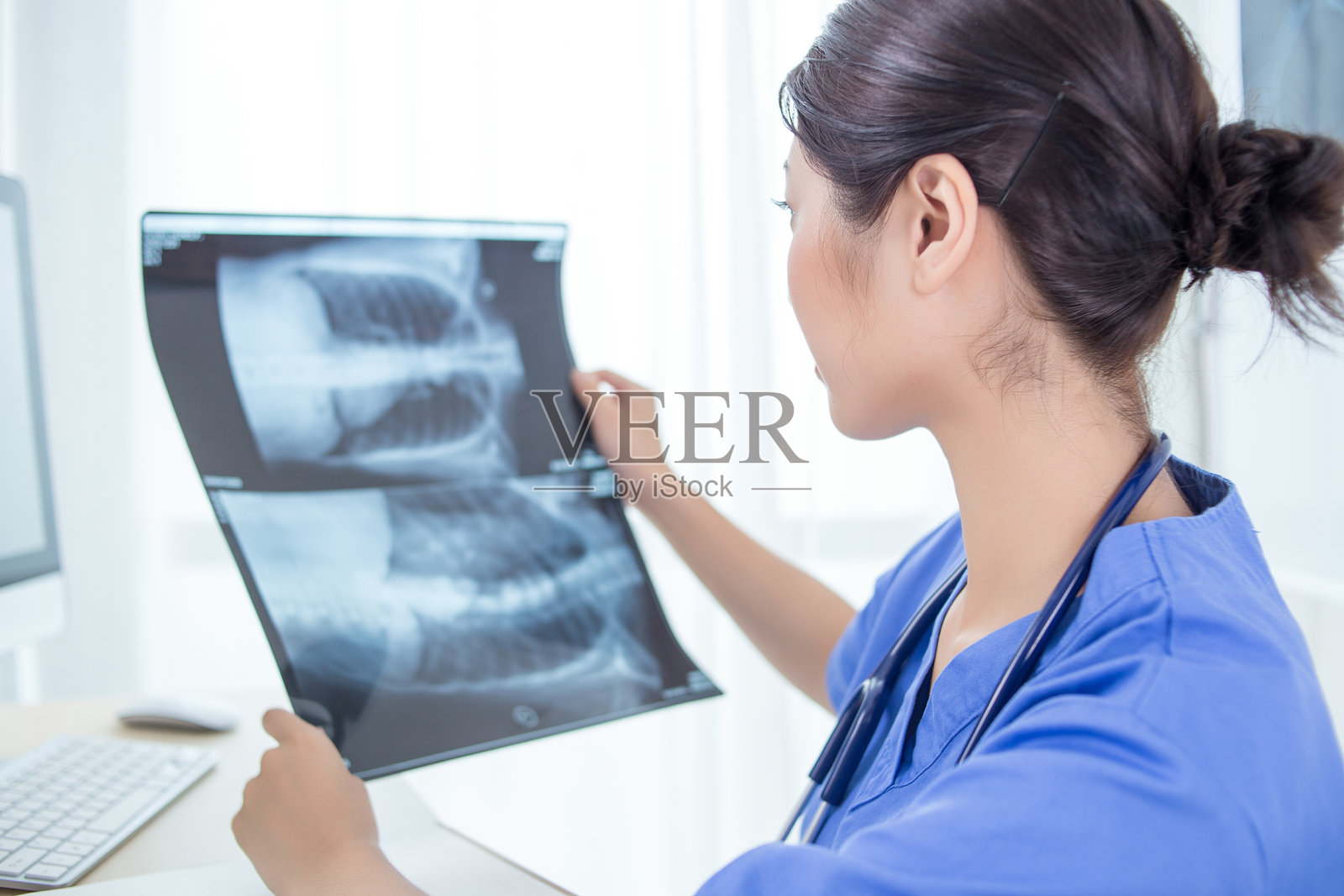 女医生在办公室工作照片摄影图片