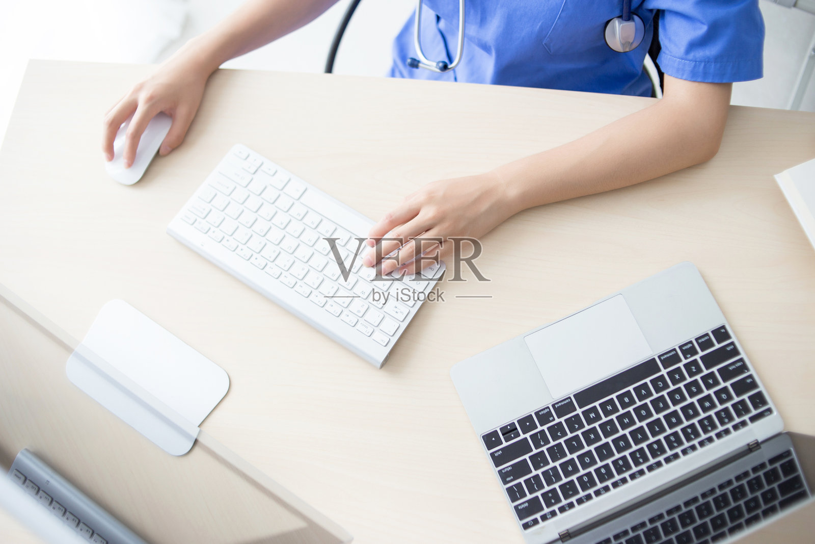 女医生在办公室工作照片摄影图片