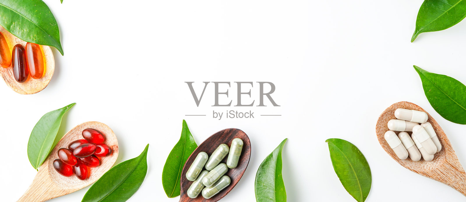 从上方看各种维生素和矿物质药丸放在木勺中,膳食补充剂健康护理照片摄影图片