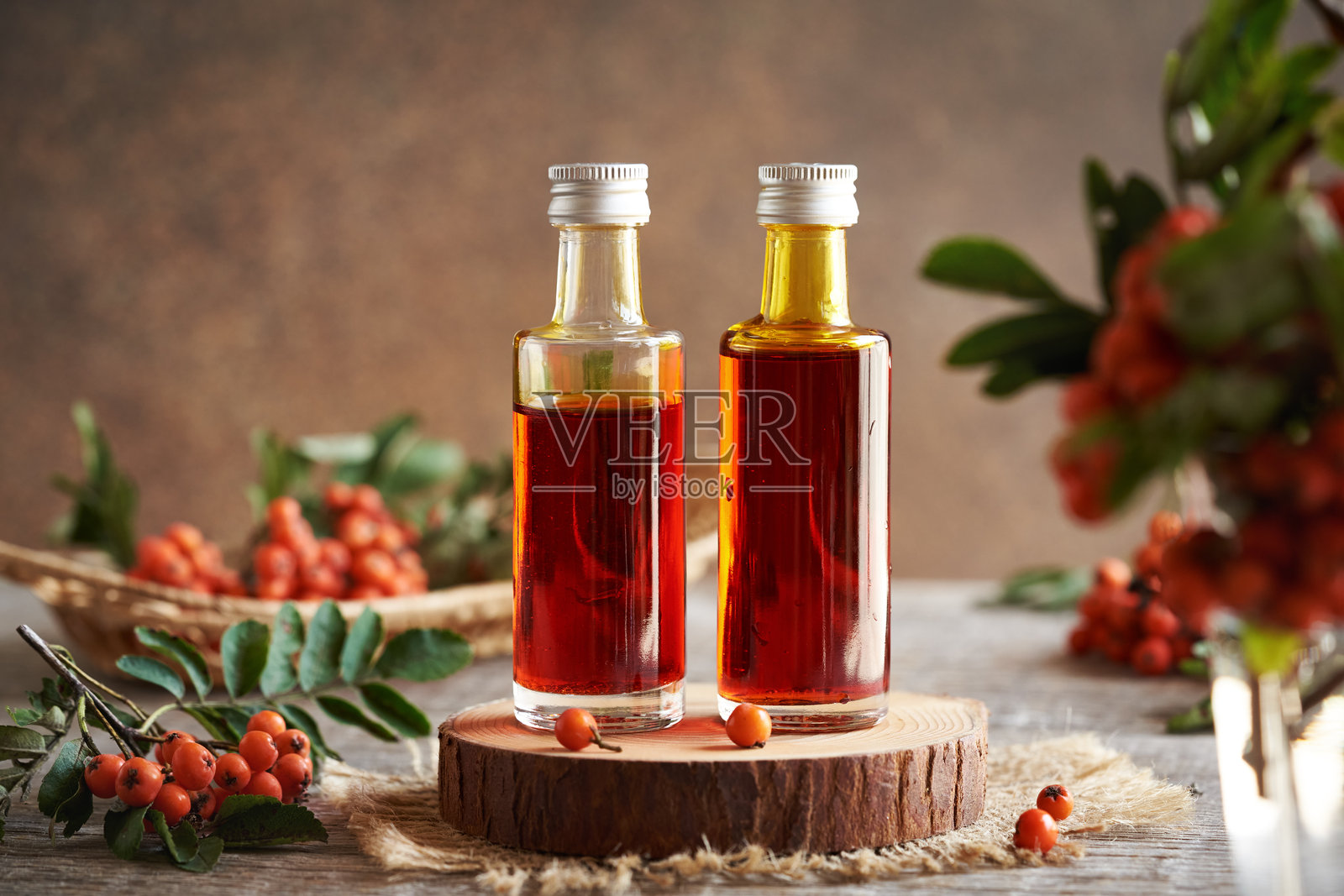 两瓶野生花楸果草药糖浆照片摄影图片