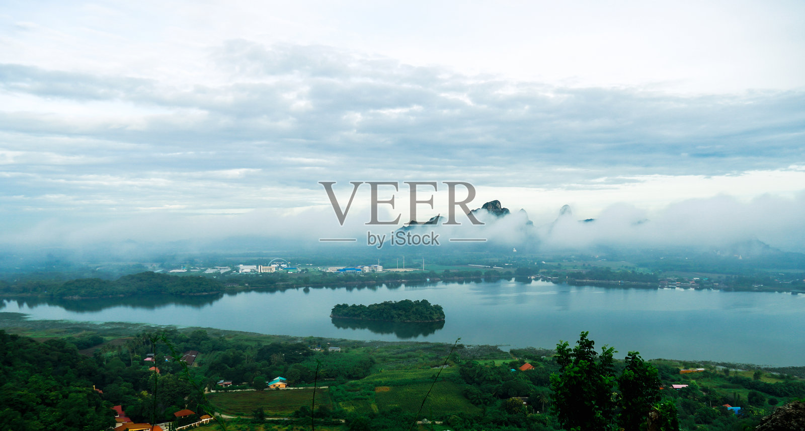 泰国洛布里普萨普乐克的日出山湖风景照片摄影图片