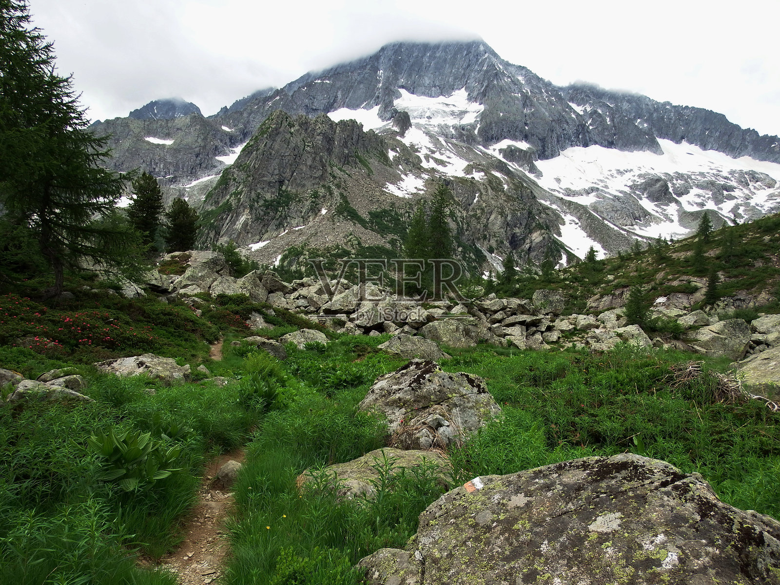 普雷萨内拉山脉,云雾中的布萨扎峰景观照片摄影图片