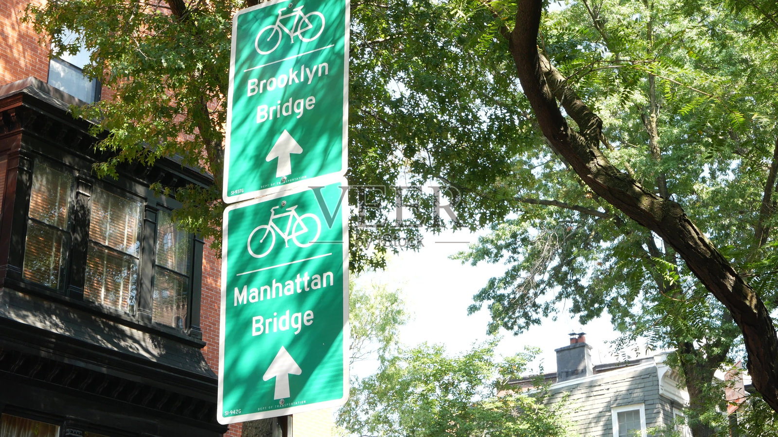 自行车道标志,布鲁克林高地街道,纽约市。曼哈顿大桥自行车道,自行车路线照片摄影图片