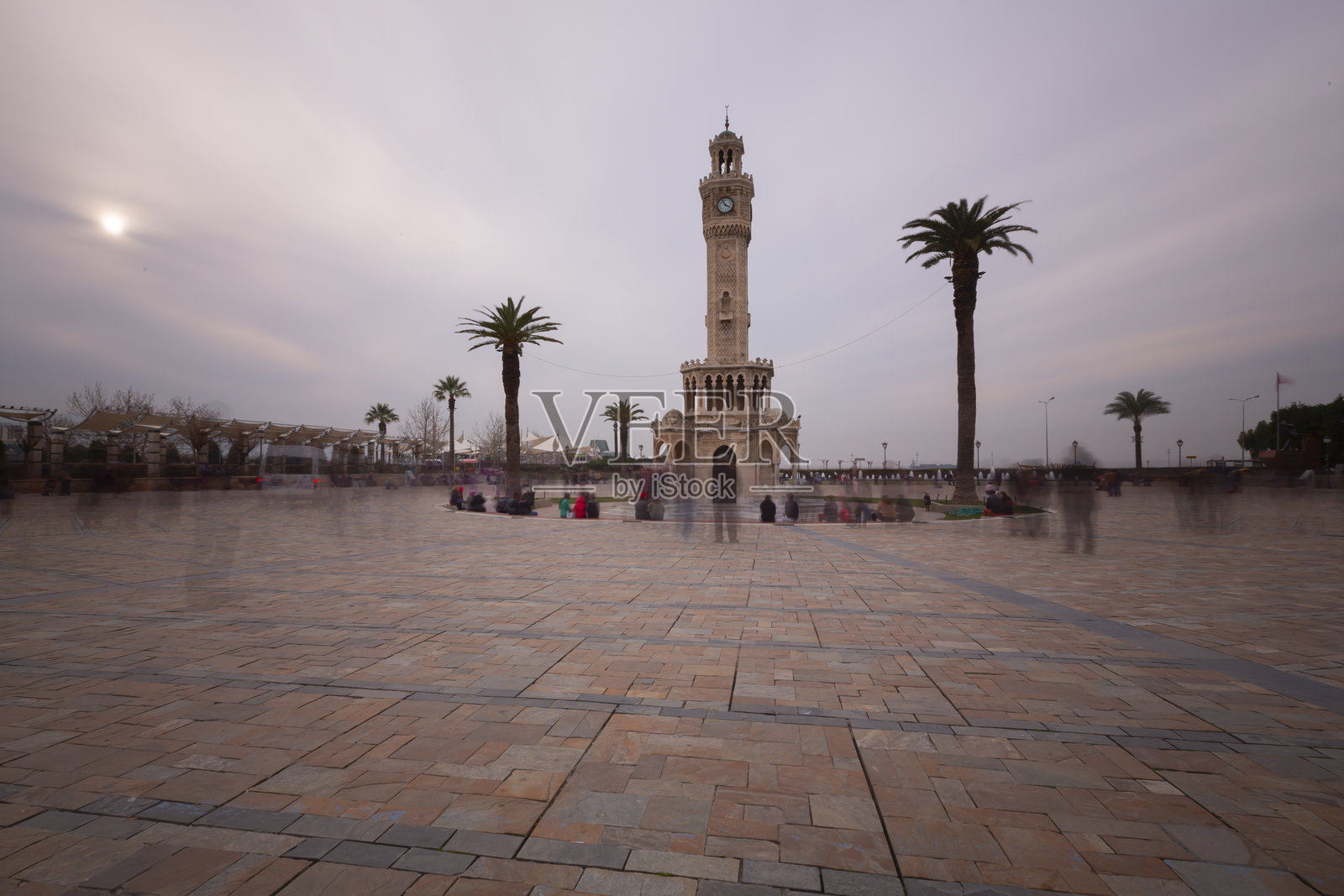 伊兹密尔时钟塔是一座历史悠久的钟楼,建于1901年,以庆祝奥斯曼帝国苏丹阿卜杜勒哈米德二世登基25周年。照片摄影图片