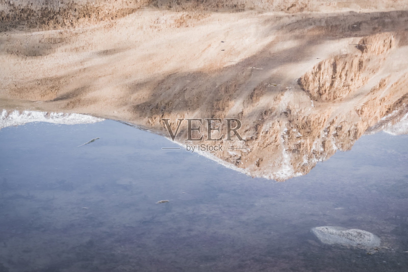 楚库尔库尔湖的镜面水面映照出塔吉克斯坦帕米尔地区天山的岩石山脉和蓝天,形成镜面风景作为背景。照片摄影图片