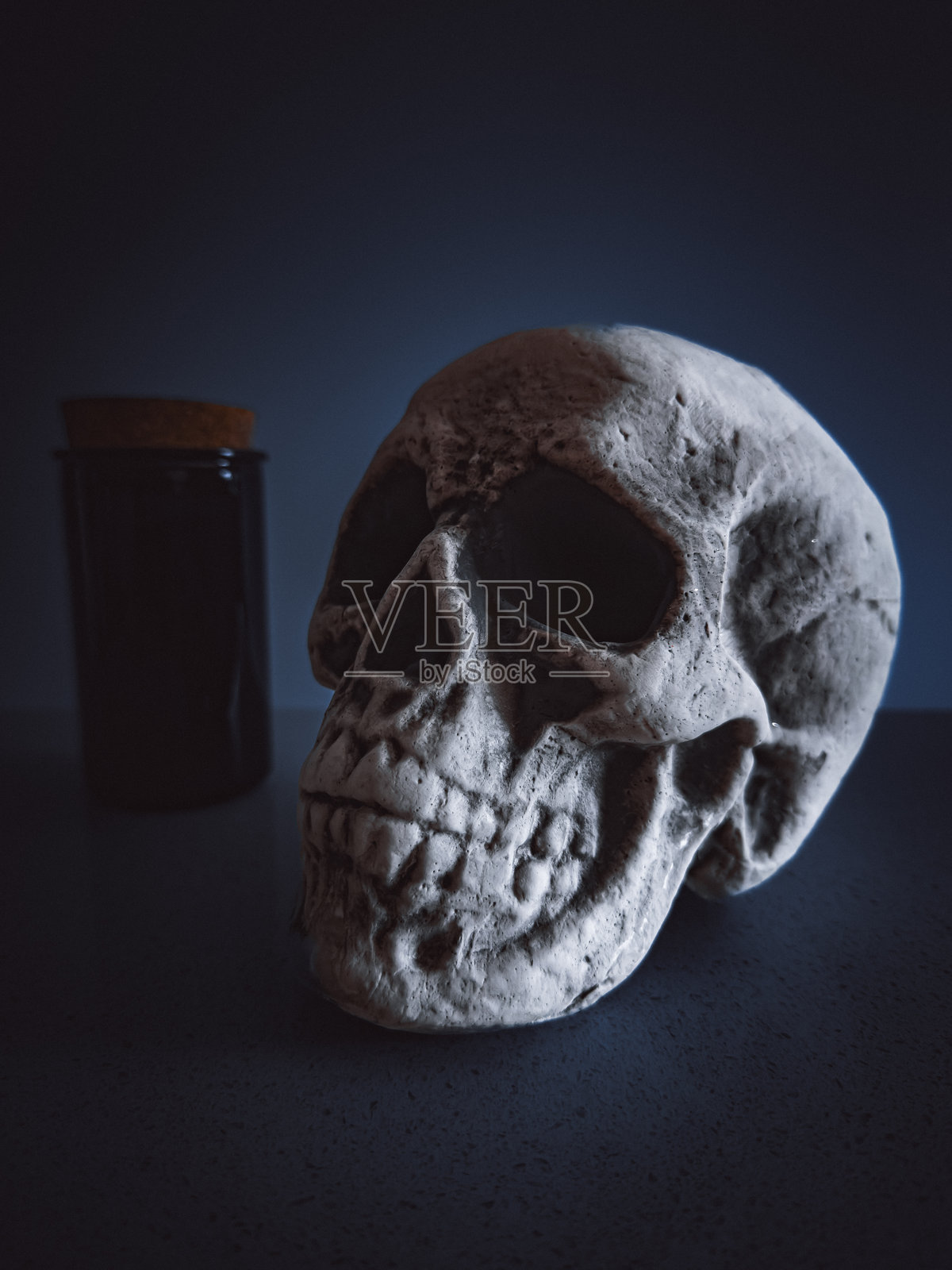 万圣节是一个神秘的季节,充满了骷髅、魔法和秋天的气息。照片摄影图片