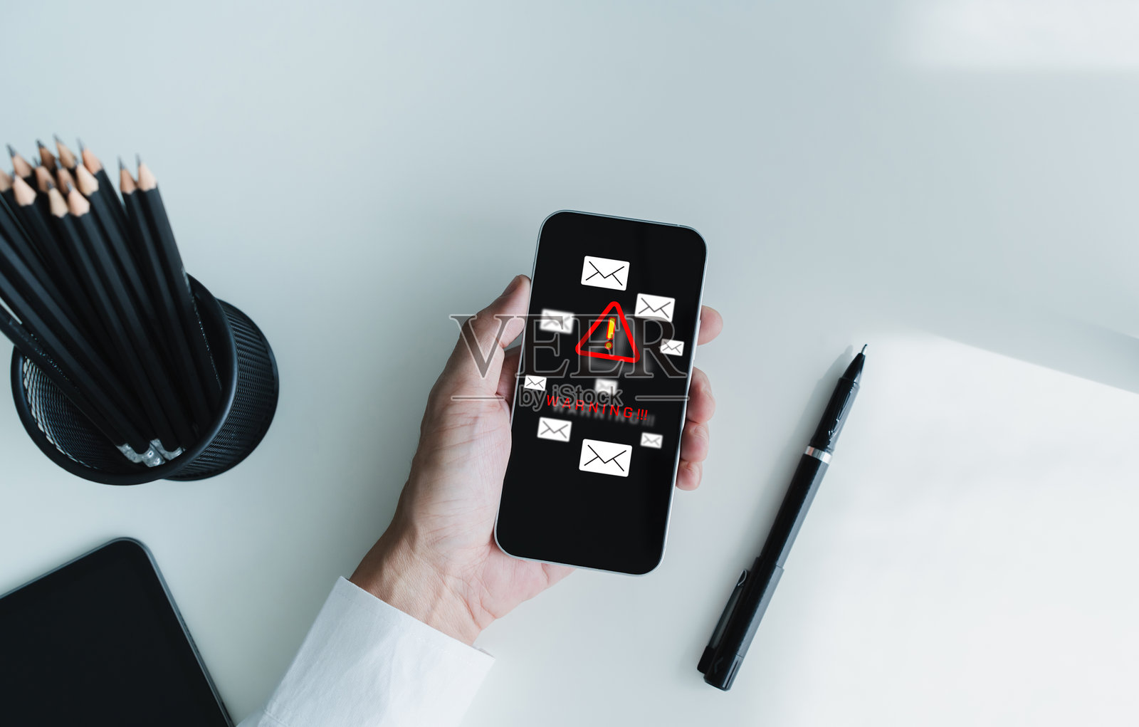 来自病毒、恶意软件或诈骗的用户警告和提醒。网络安全保护和预防程序系统免受黑客或网络空间攻击。商业和技术概念。照片摄影图片