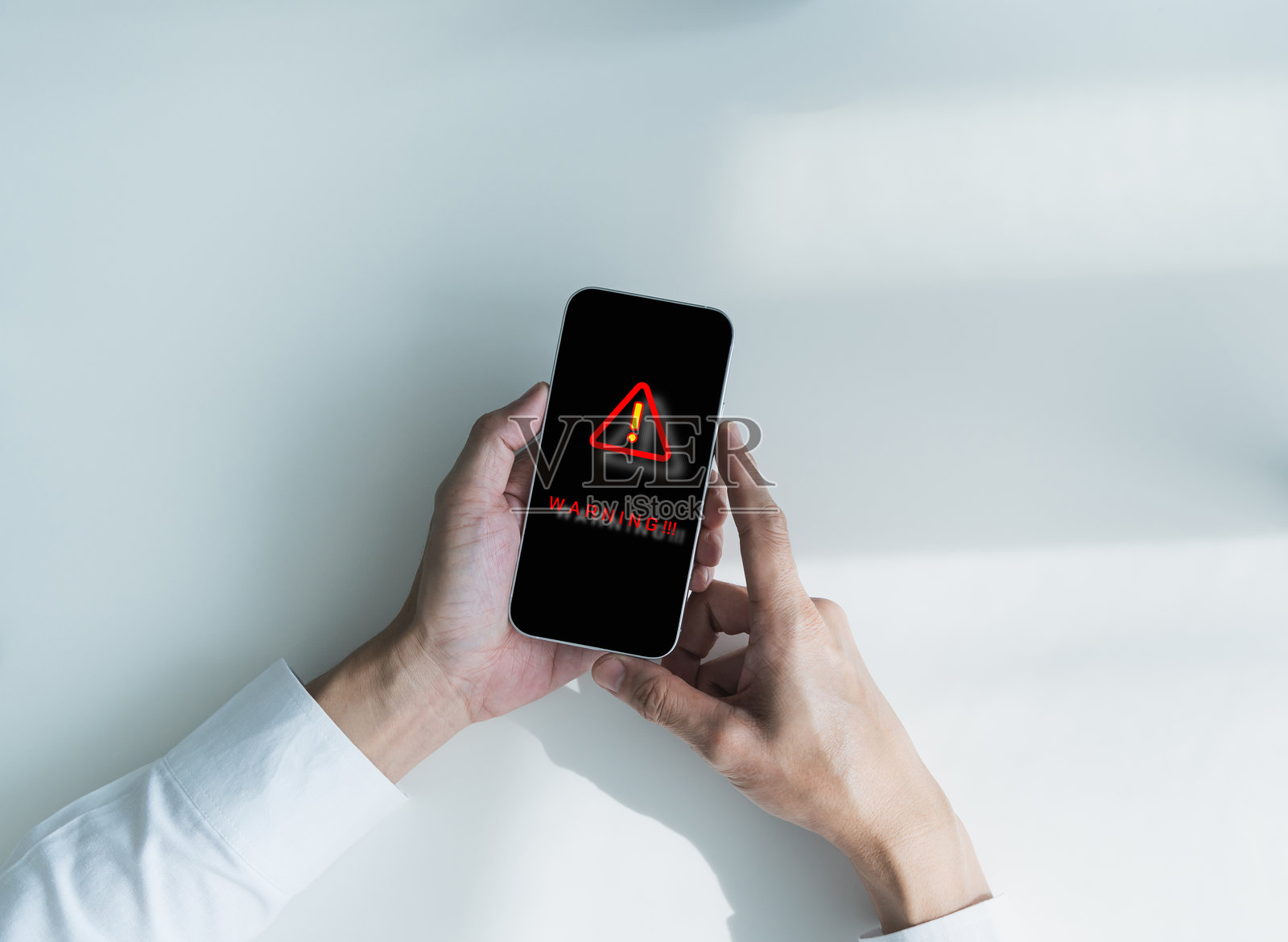 来自病毒、恶意软件或诈骗的用户警告和提醒。网络安全保护和预防程序系统免受黑客或网络空间攻击。商业和技术概念。照片摄影图片