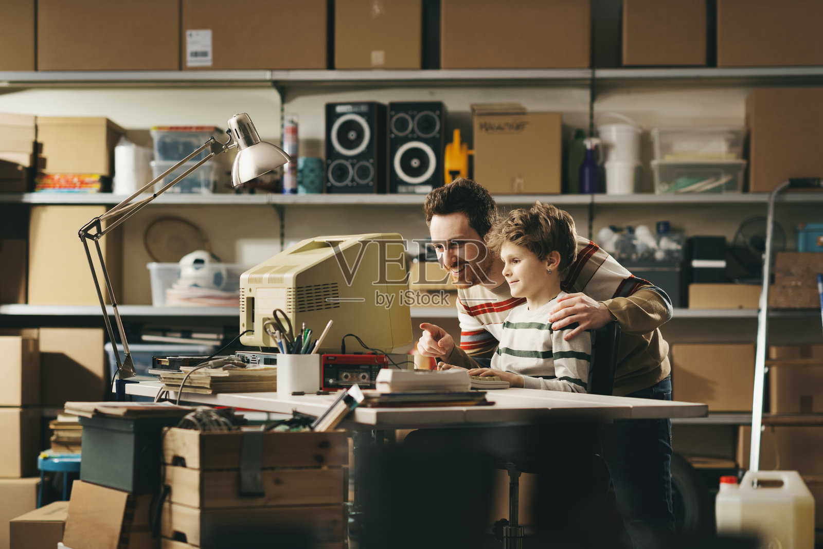 快乐的父亲和儿子一起使用复古电脑照片摄影图片