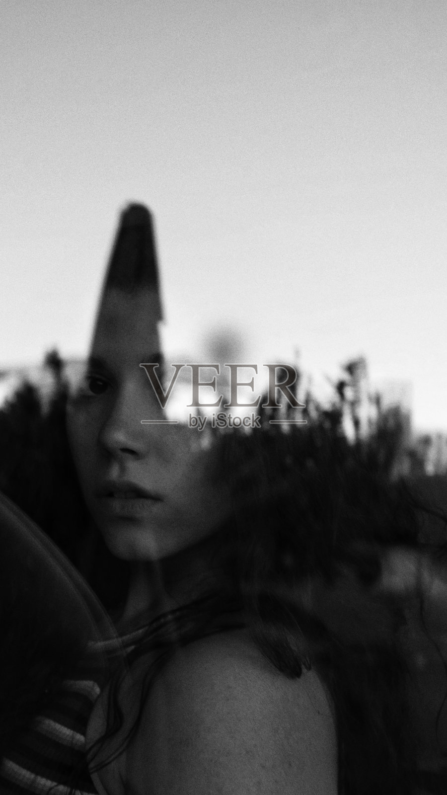 透过窗户看着的少女肖像照片摄影图片