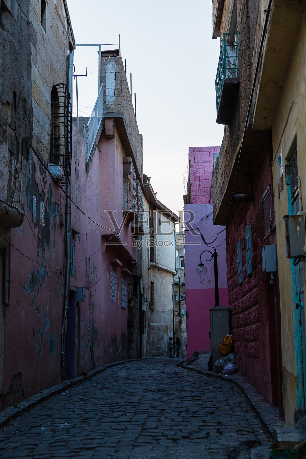 土耳其加济安泰普老城区小巷和彩色房屋照片摄影图片