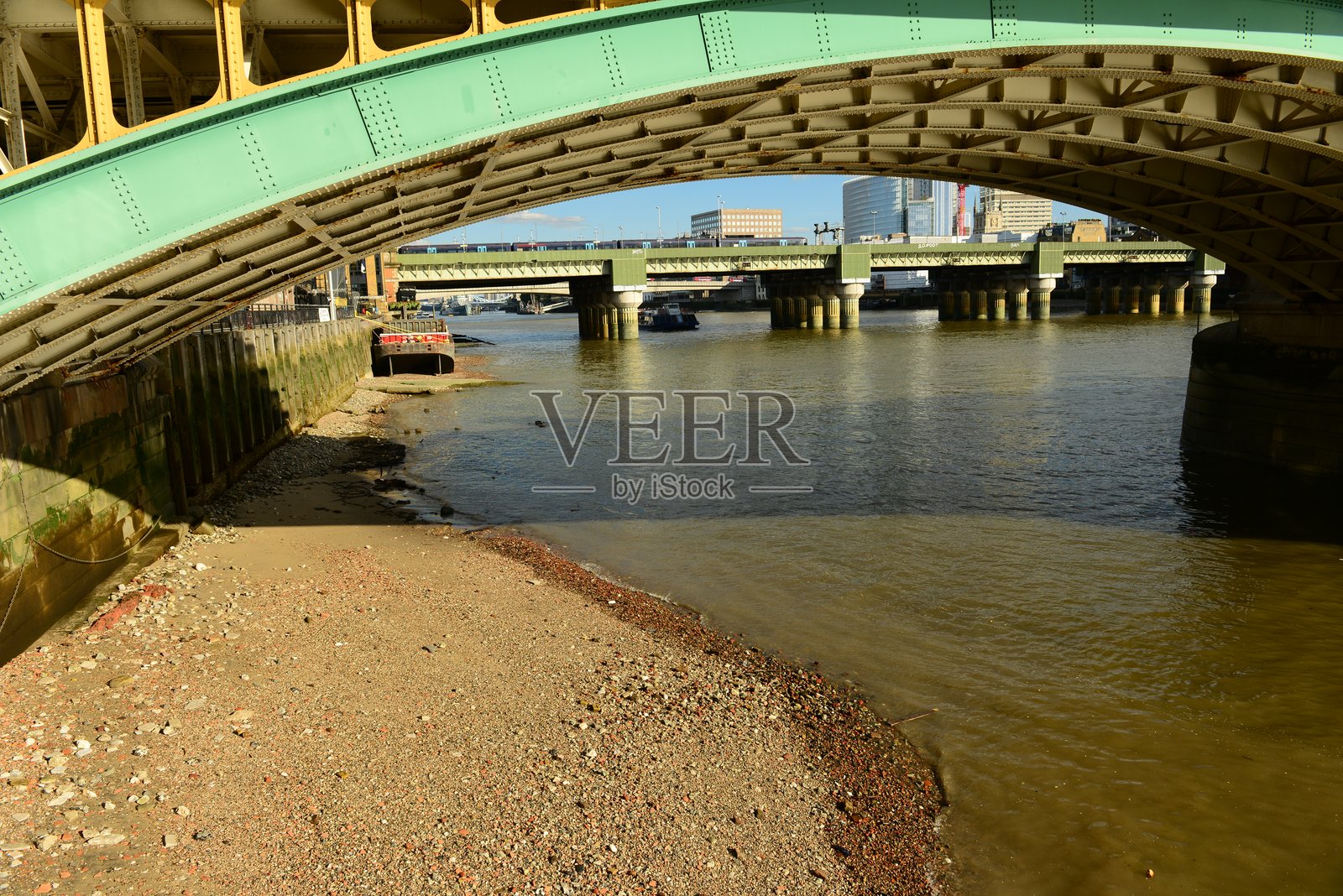 英国伦敦的南华克桥照片摄影图片