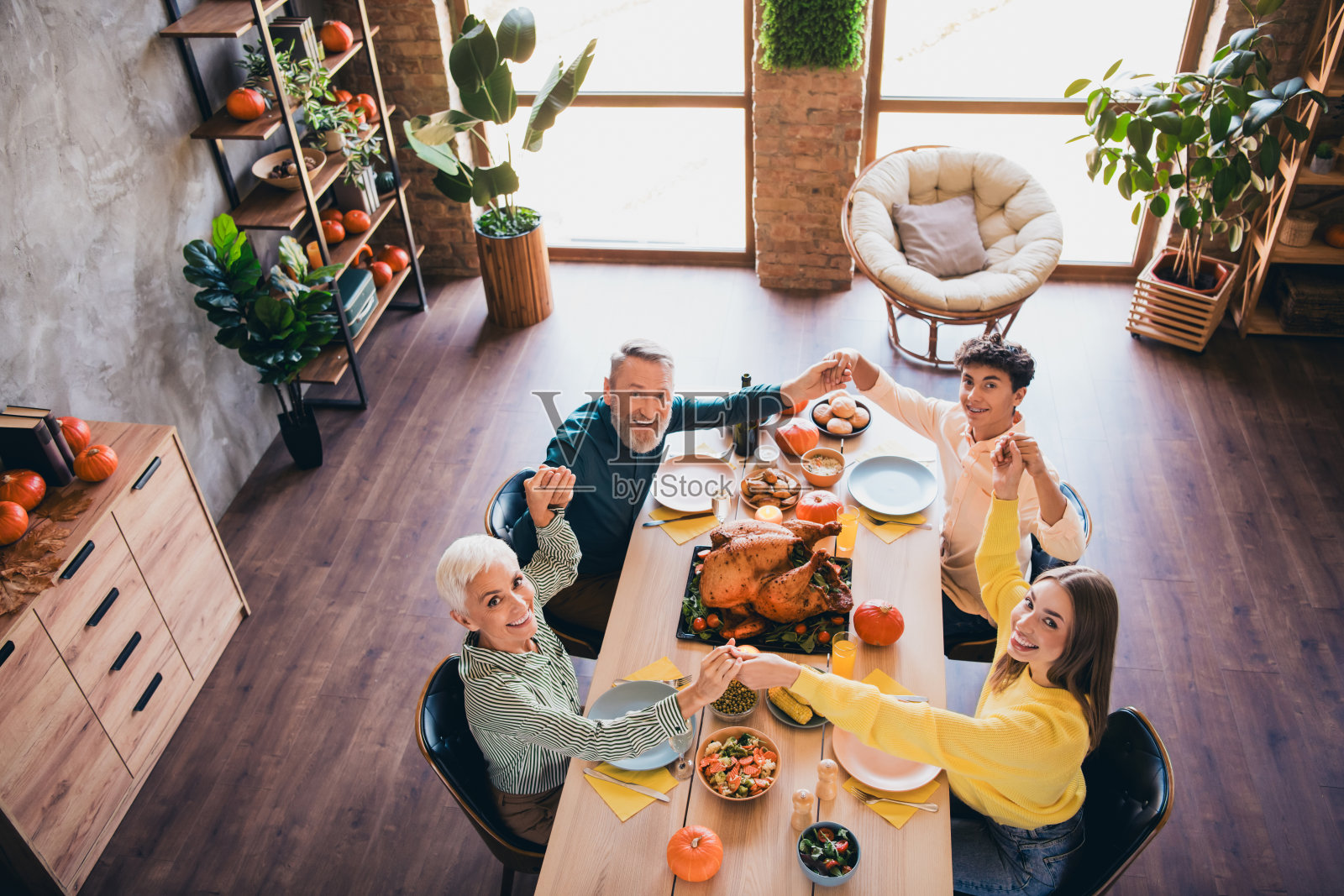 全家在室内餐桌旁祈祷庆祝感恩节照片摄影图片