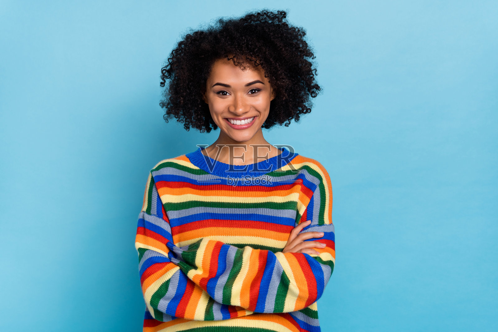 千禧一代女士波浪发型彩色套头衫照片摄影图片