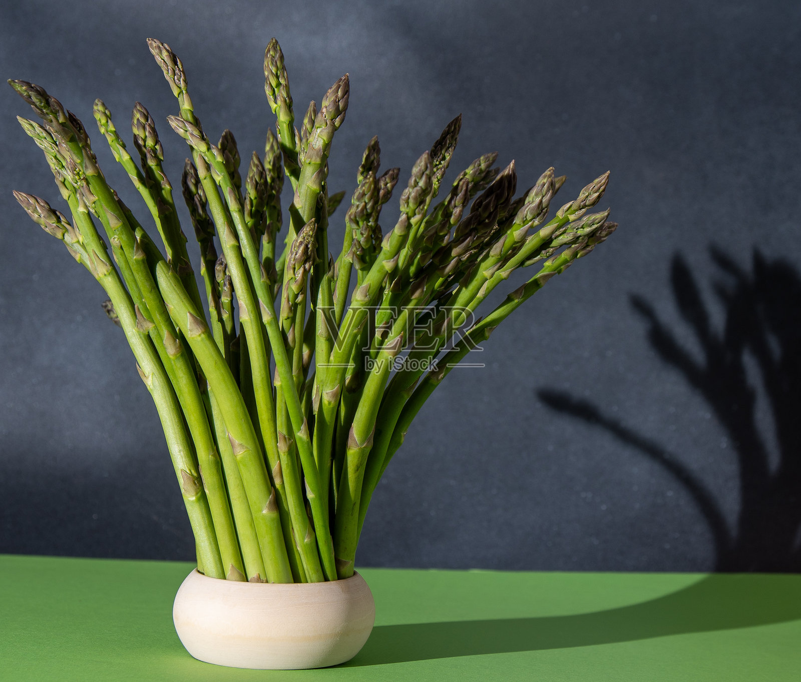 一束绿色芦笋照片摄影图片