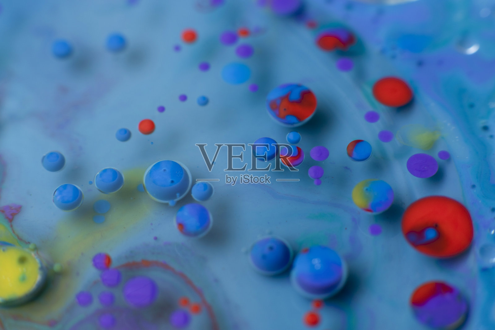 色彩斑斓的气泡抽象艺术,背景为蓝色和红色照片摄影图片