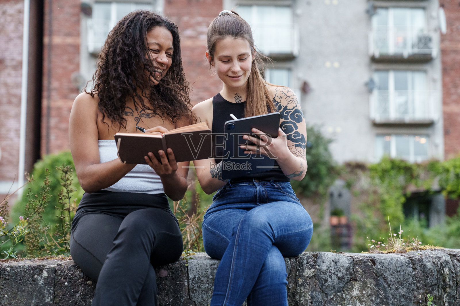 使用平板电脑的女人照片摄影图片