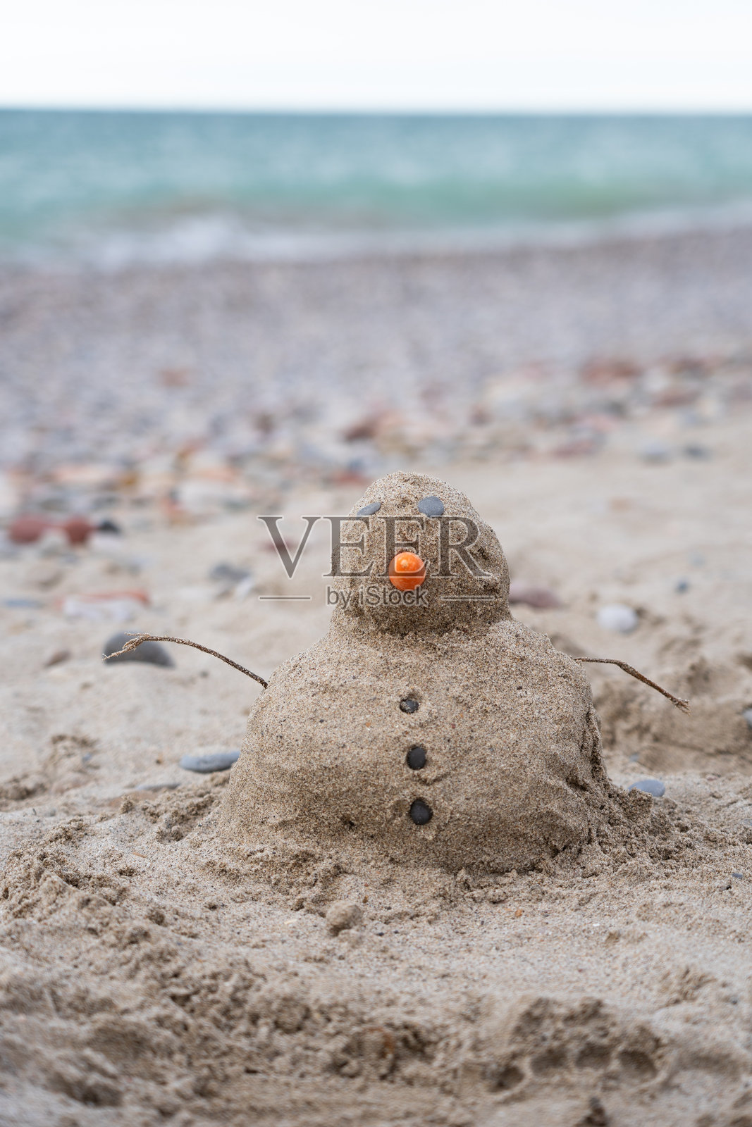 用沙滩沙子制作的雪人,留有空白空间照片摄影图片