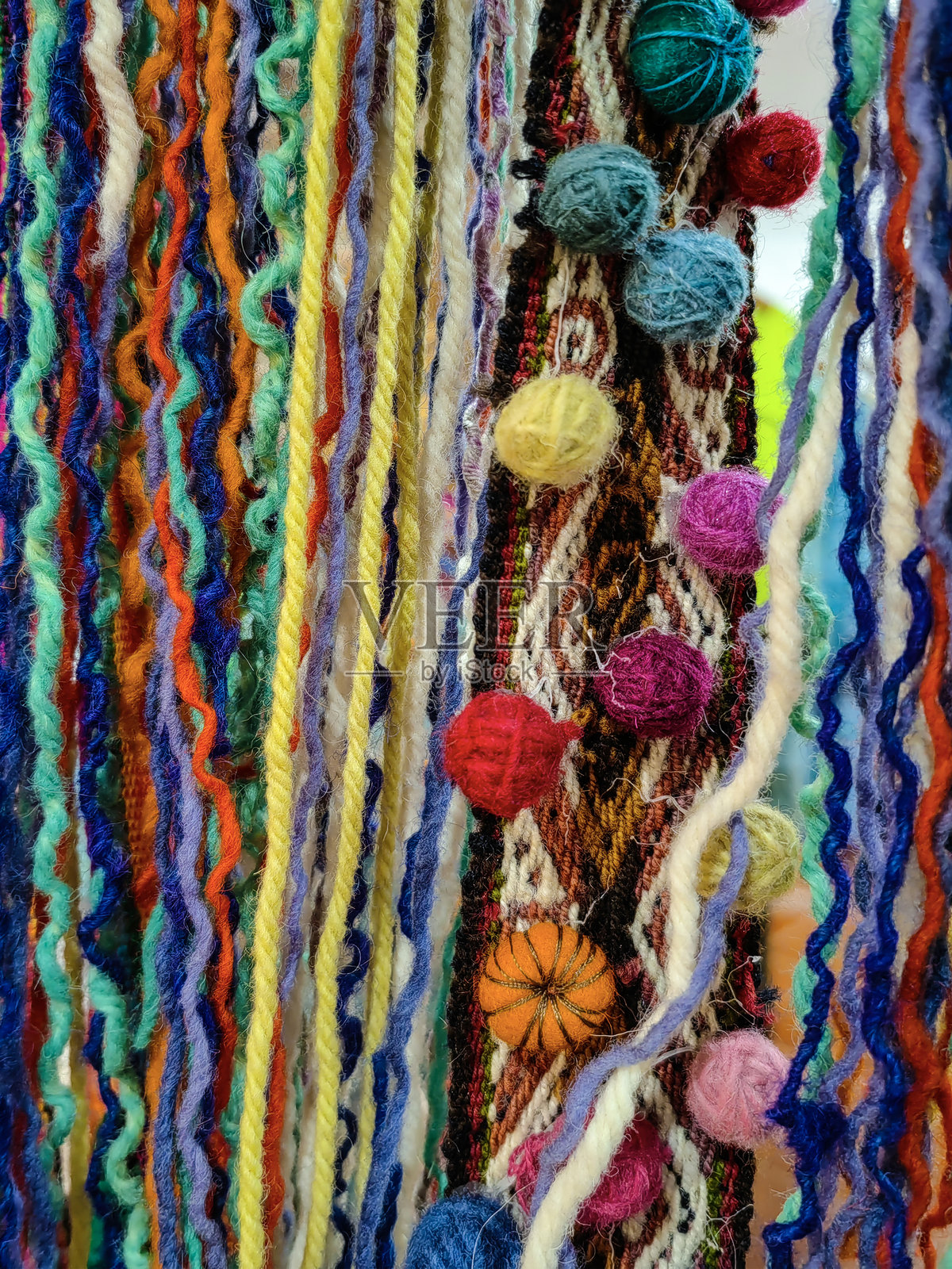 手工艺术窗帘的特写,丰富多彩,形状有球和心形。照片摄影图片