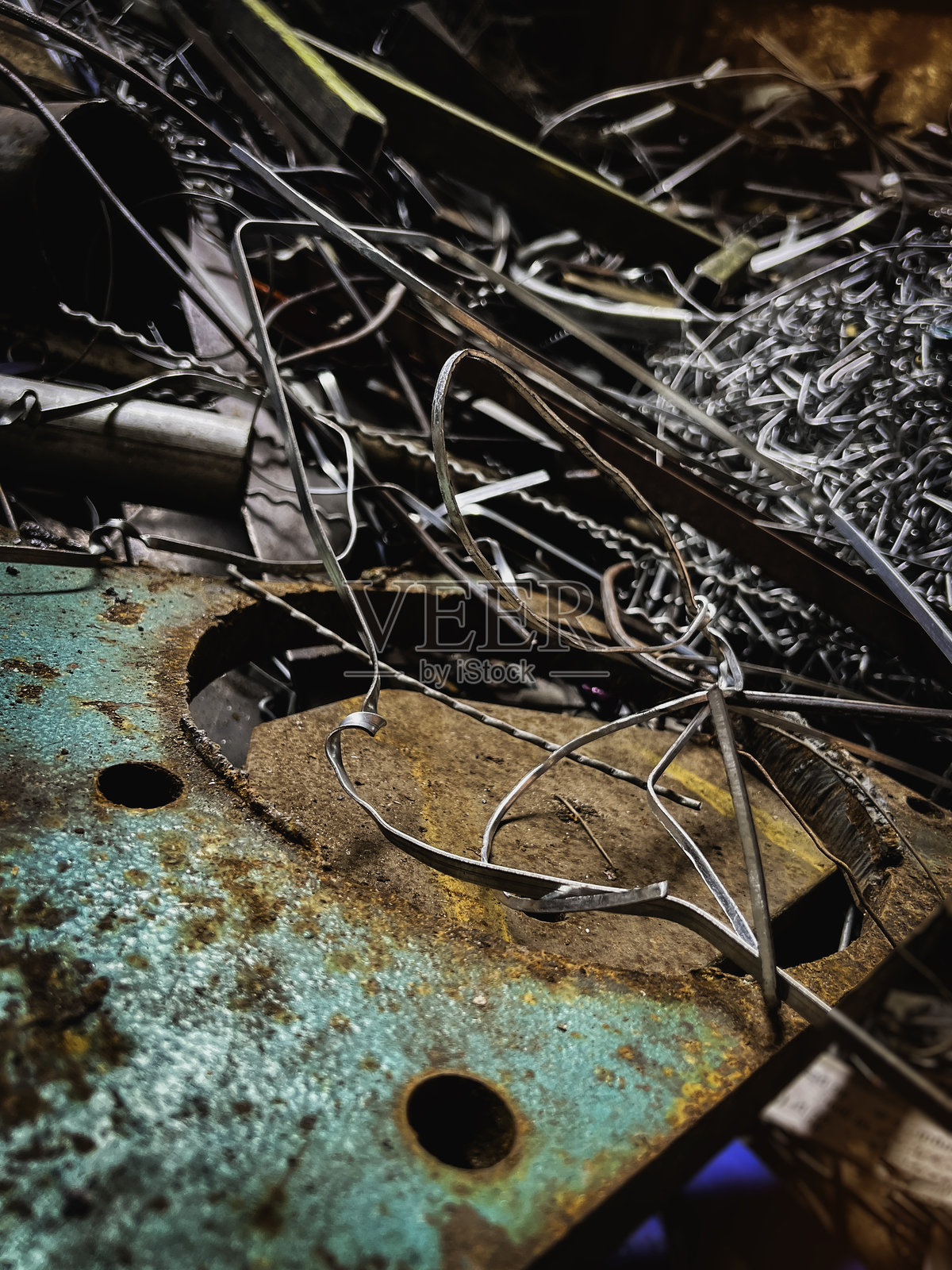 废品站里大量的废铁和废钢照片摄影图片