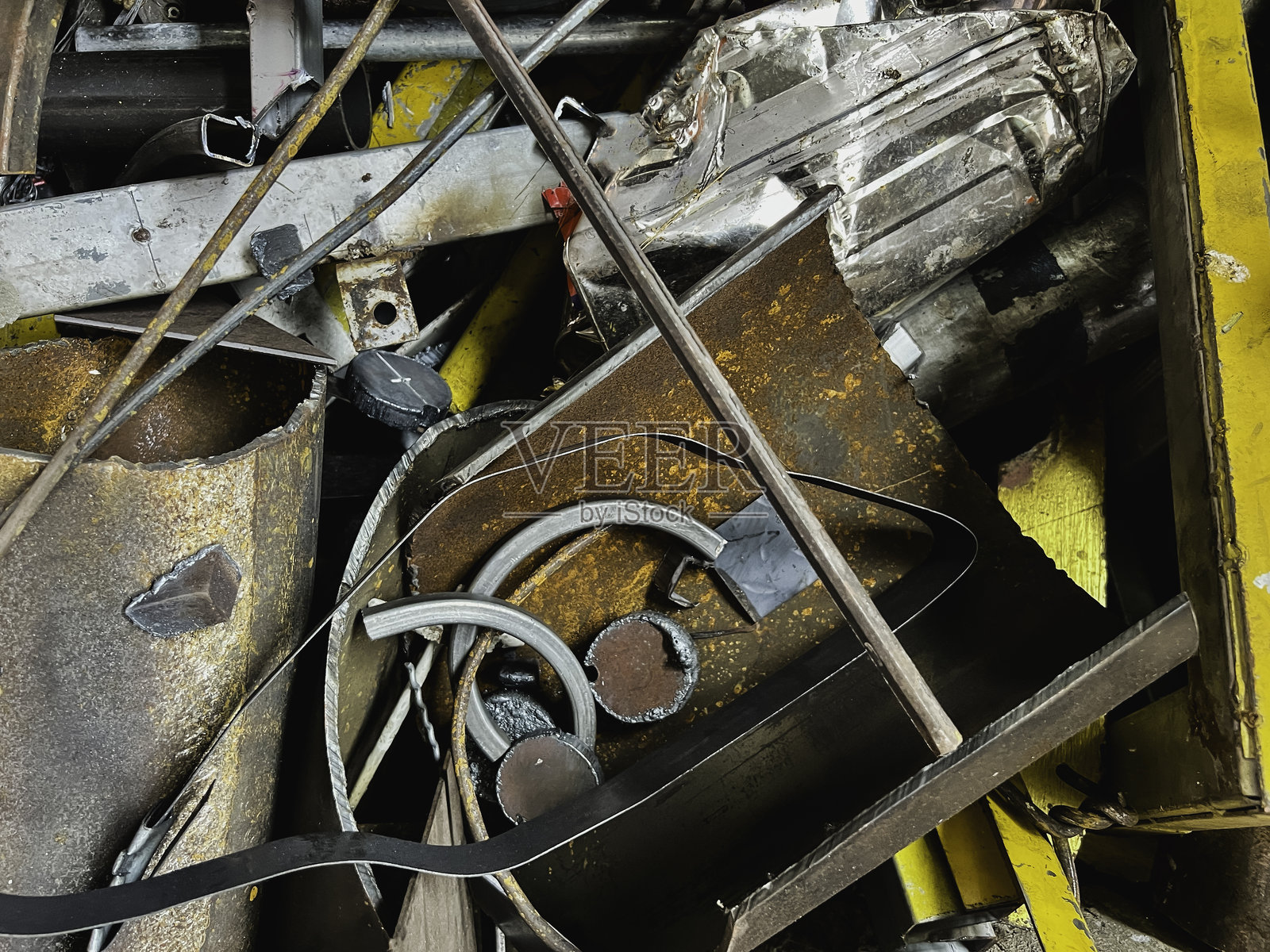 废品站里大量的废铁和废钢照片摄影图片