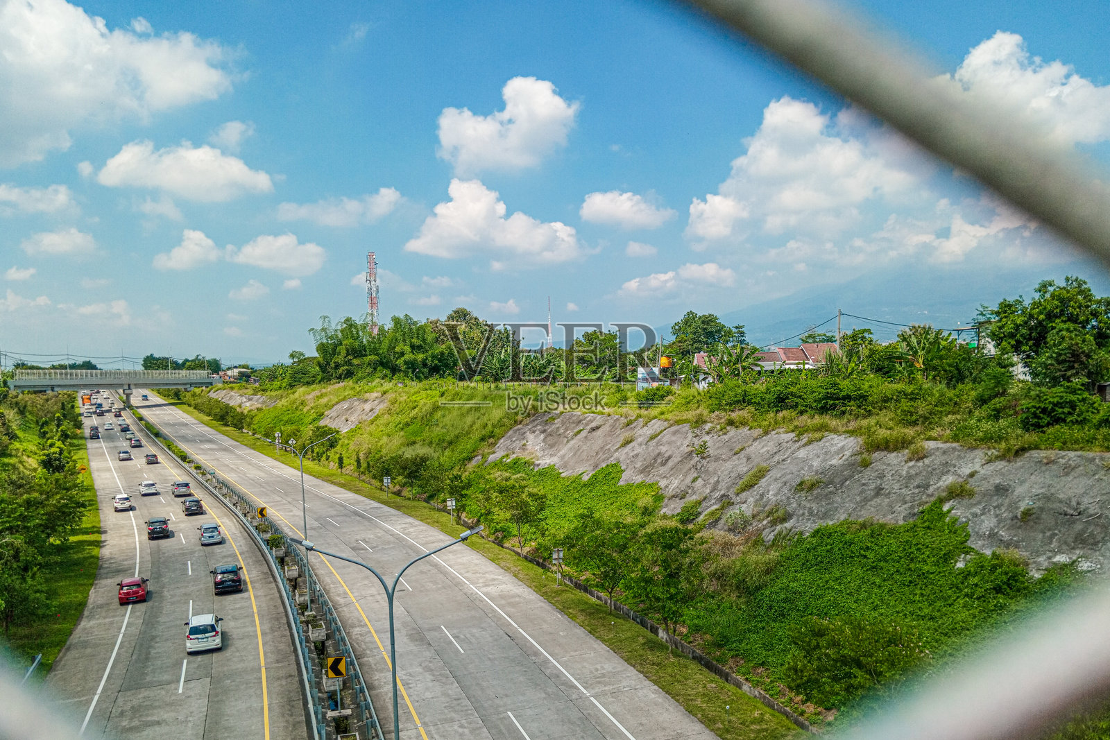 高速公路景观与美丽的蓝天照片摄影图片