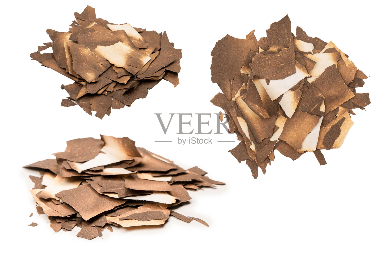 烧焦的纸张孤立在白色背景上。照片摄影图片