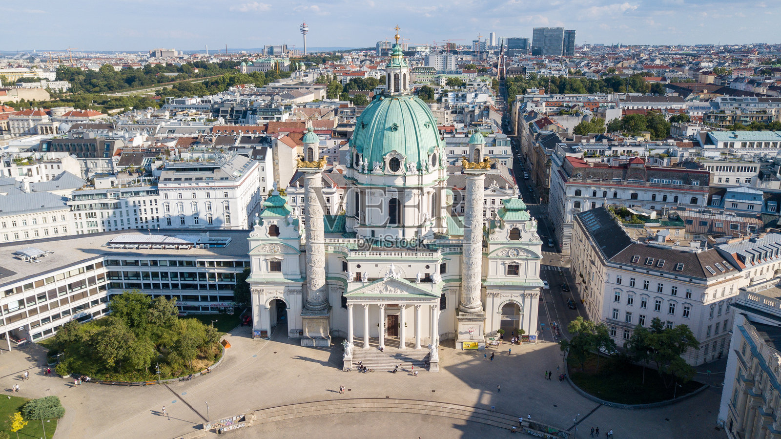 维也纳,奥地利,阳光明媚的日子里圣查尔斯教堂的鸟瞰图照片摄影图片