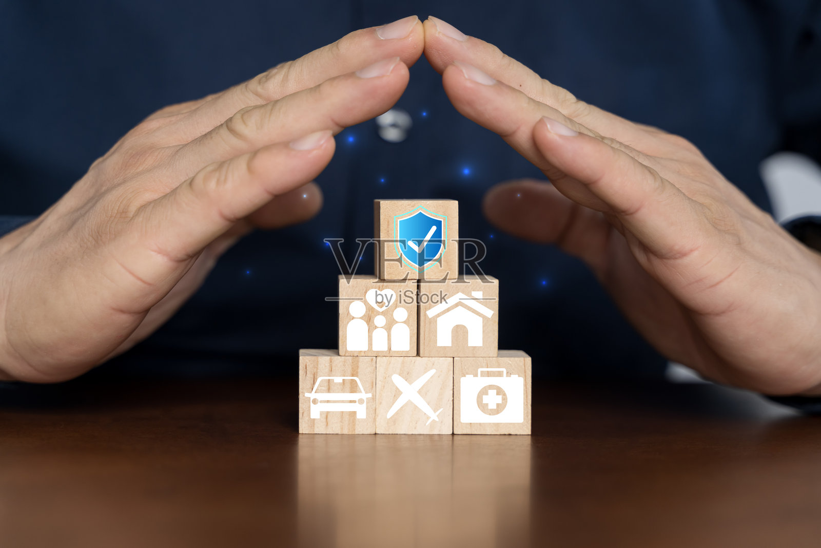 保险概念,商人保护带有保险图标的木块照片摄影图片